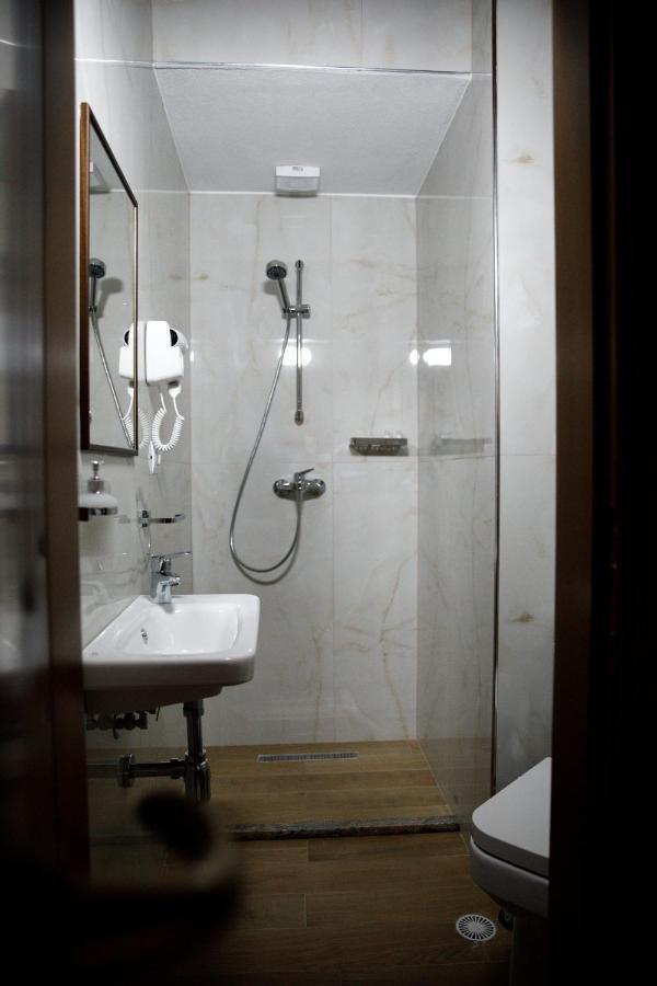 Hotel Sarajet 1821 Гірокастра Екстер'єр фото
