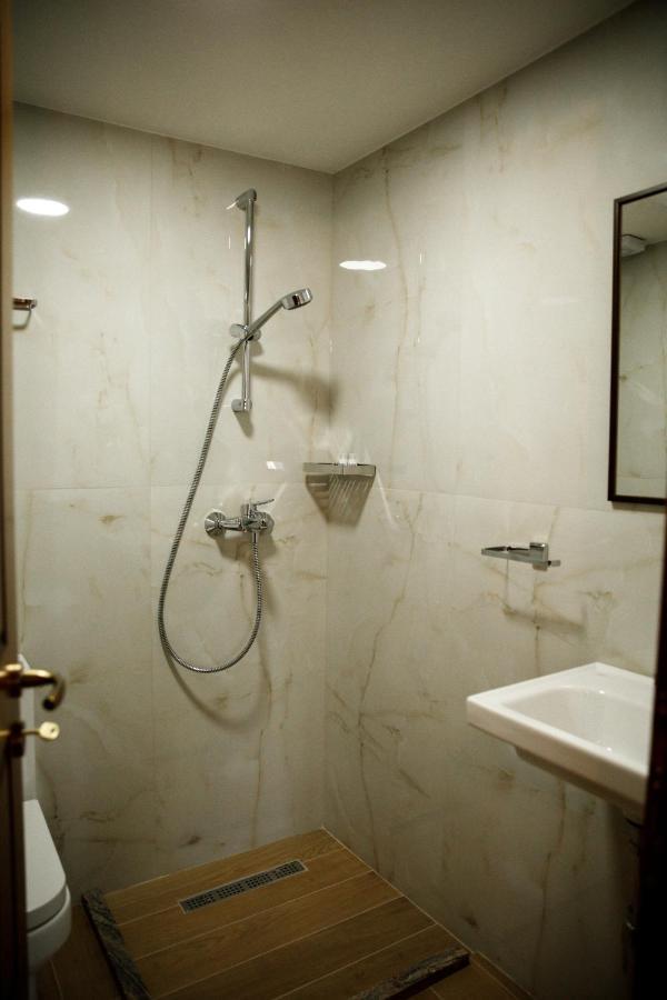 Hotel Sarajet 1821 Гірокастра Екстер'єр фото